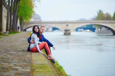 Paris'te Seine yakınındaki Romantik Çift