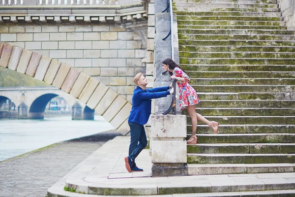 Casal romântico em Paris perto do Sena — Fotografia de Stock