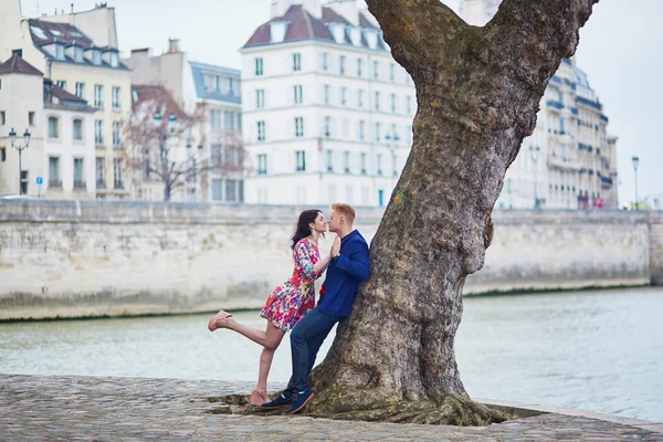 Romantiska par i Paris, nära Seine — Stockfoto