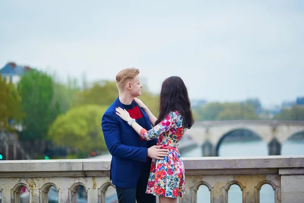 セーヌ川そばのパリのロマンチックなカップル — ストック写真