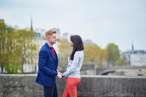 Casal romântico em Paris perto do Sena — Fotografia de Stock