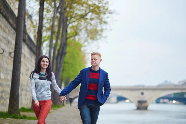 Pareja romántica en París cerca del Sena — Foto de Stock