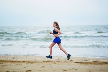 Sahilde koşu kadın çalışan genç fitness