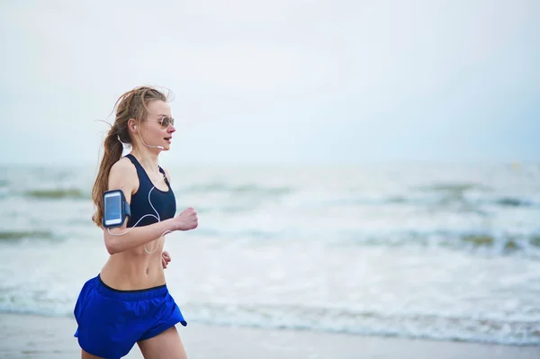 Jeune femme fitness running jogging sur la plage — Photo