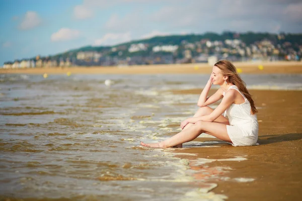 Piękna młoda kobieta, ciesząc się jej urlop przez ocean lub morze — Zdjęcie stockowe