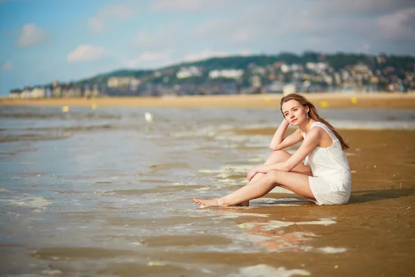 美丽的年轻女子享受她的假期在海边或海上 — 图库照片