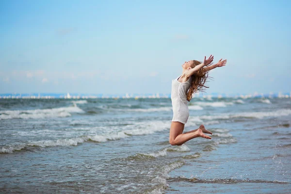 Piękna młoda kobieta, ciesząc się jej urlop przez ocean lub morze — Zdjęcie stockowe