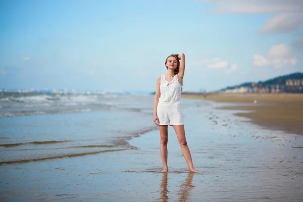 Красивая молодая женщина наслаждается отдыхом на море или на море — стоковое фото