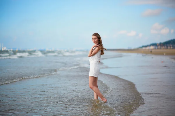 Mulher bonita desfrutando de suas férias por mar ou mar — Fotografia de Stock