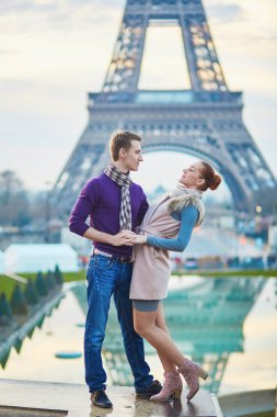 Fransa'nın Paris, Eyfel Kulesi yakınındaki Romantik Çift