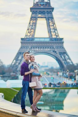 Fransa'nın Paris, Eyfel Kulesi yakınındaki Romantik Çift