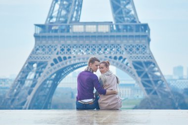 Fransa'nın Paris, Eyfel Kulesi yakınındaki Romantik Çift