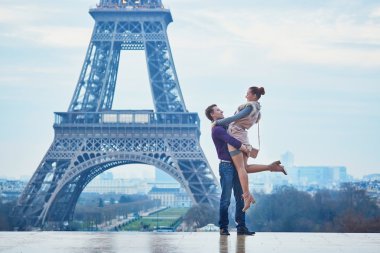 Fransa'nın Paris, Eyfel Kulesi yakınındaki Romantik Çift