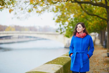 Bir sonbahar günü Paris'te güzel genç turizm