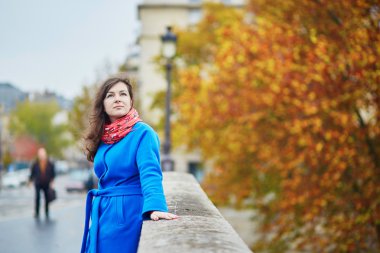 Bir sonbahar günü Paris'te güzel genç turizm