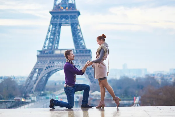 Fidanzamento romantico a Parigi — Foto Stock