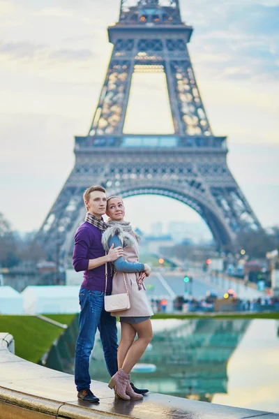 Fransa'nın Paris, Eyfel Kulesi yakınındaki Romantik Çift