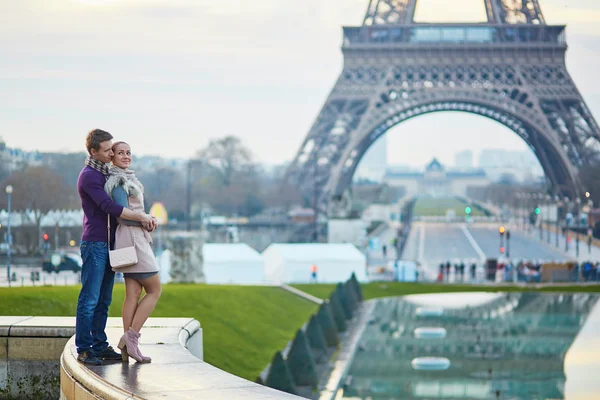 Romantic couple near the Eiffel tower in Paris, France — Stock Photo, Image
