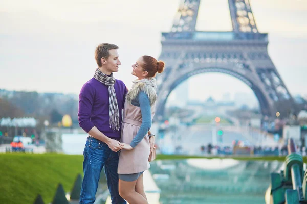 Romantische paar in de buurt van de Eiffeltoren in Parijs, Frankrijk — Stockfoto