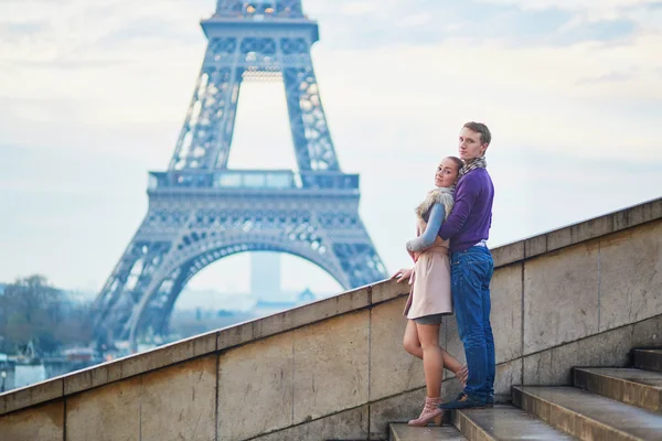 在法国巴黎的埃菲尔铁塔附近对浪漫的情侣 — 图库照片