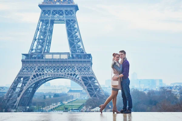 Romantisches Paar in der Nähe des Eiffelturms in Paris, Frankreich — Stockfoto