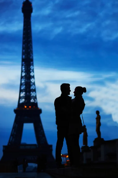 Silhuetas de casal romântico perto da torre Eiffel — Fotografia de Stock