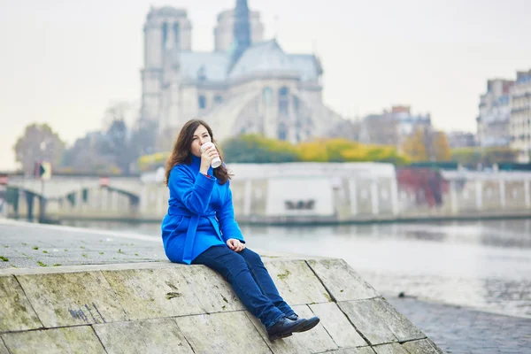 Beautiful young tourist in Paris on a fall day — Stock Photo, Image