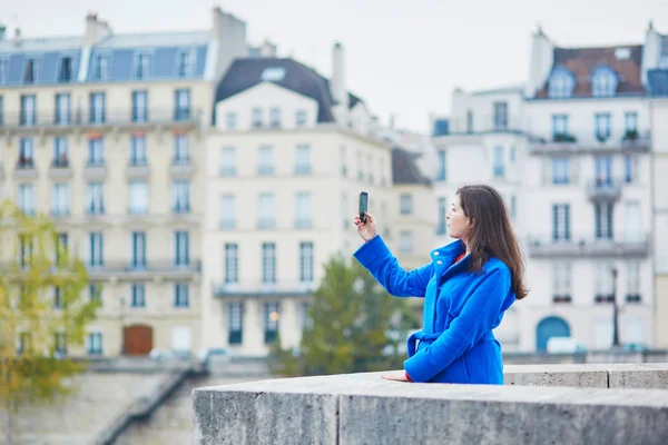 Beautiful young tourist in Paris on a fall day — Stock Photo, Image