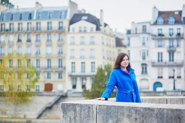 Jovem turista bonita em Paris em um dia de outono — Fotografia de Stock