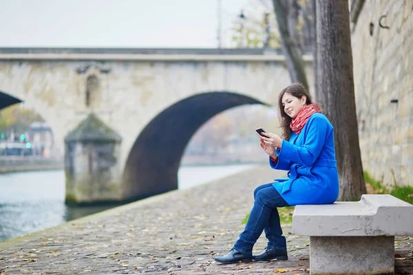 Mooie jonge toeristische in Parijs op een herfst of voorjaar dag — Stockfoto