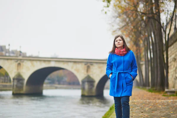 Beautiful young tourist in Paris on a fall or spring day — Stock Photo, Image