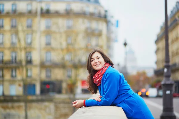 Beautiful young tourist in Paris on a fall or spring day — Stock Photo, Image