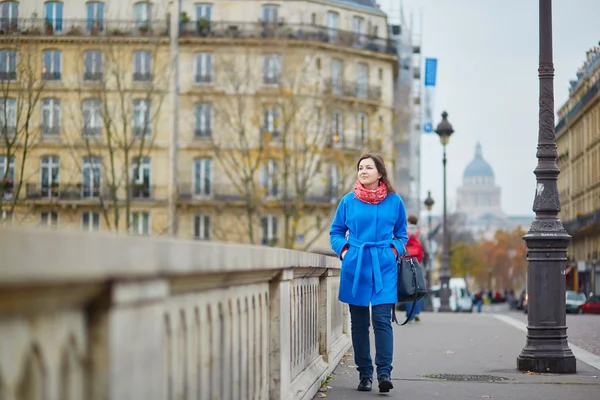 Schöne junge Touristin in Paris an einem Herbst- oder Frühlingstag — Stockfoto