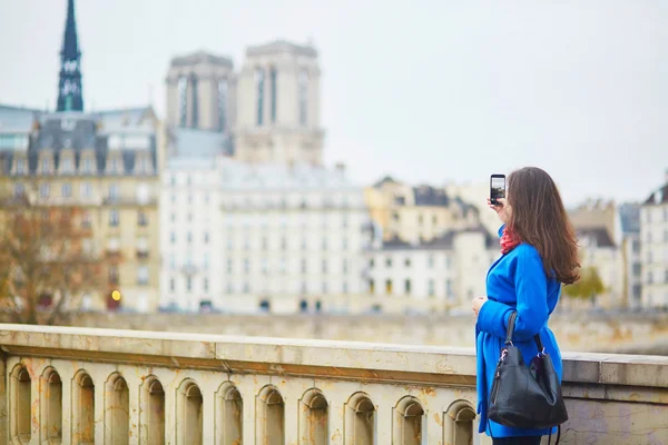 Schöne junge Touristin in Paris an einem Herbsttag — Stockfoto