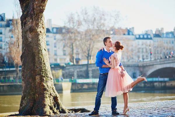 Romantische koppel aan de kade van de Seine in Parijs — Stockfoto