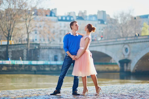 Romantyczna para, na nabrzeżu Sekwany w Paryżu — Zdjęcie stockowe