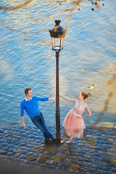 Couple on the Seine embankment in Paris — Stock Photo, Image