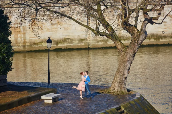 Romantický pár na nábřeží Seiny v Paříži, Francie — Stock fotografie