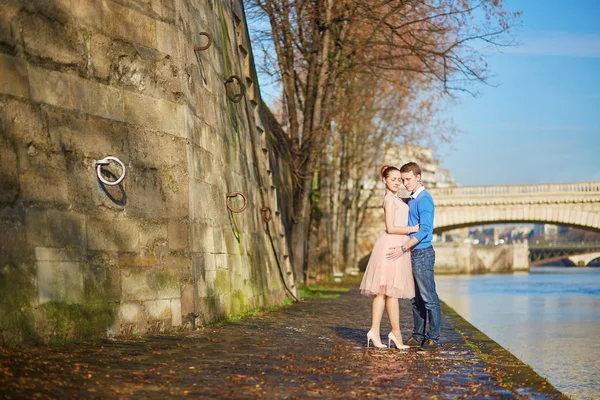 Romantische koppel in Parijs, Frankrijk — Stockfoto