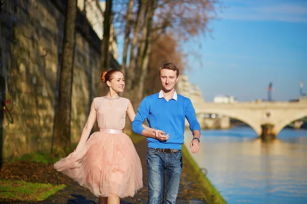 Coppia romantica a Parigi, Francia — Foto Stock