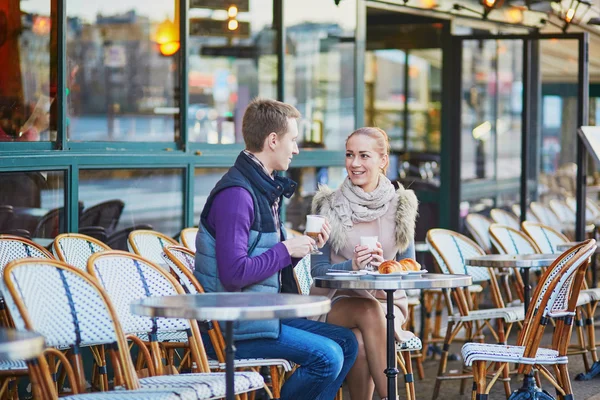 Couple romantique dans un café à Paris, France — Photo