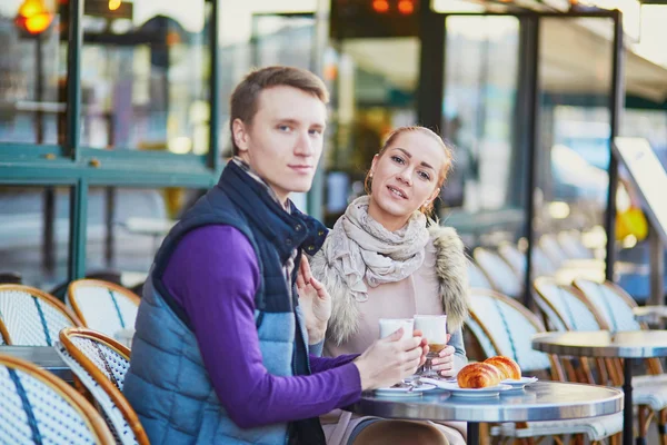 Романтическая пара в кафе в Париже, Франция — стоковое фото