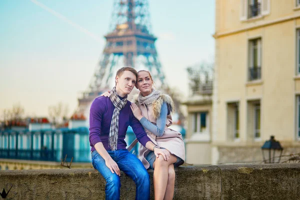 Romantiska par nära Eiffeltornet i Paris, Frankrike — Stockfoto