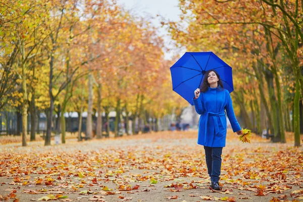 青い傘で美しい若い女性 — ストック写真