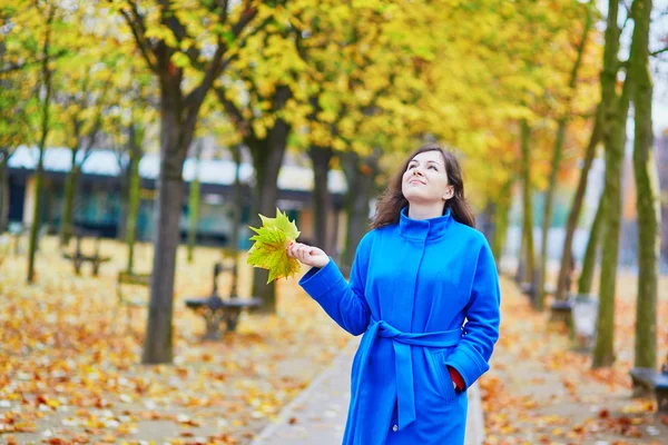 Hermosa joven turista en París en un día de otoño — Foto de Stock