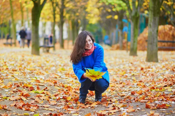 Hermosa joven turista en París en un día de otoño — Foto de Stock