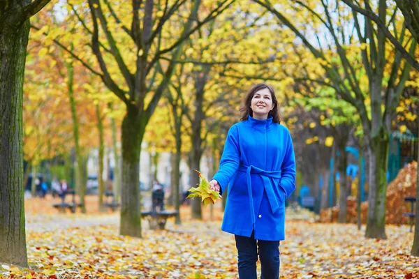 Hermosa joven turista en París en un día de otoño — Foto de Stock