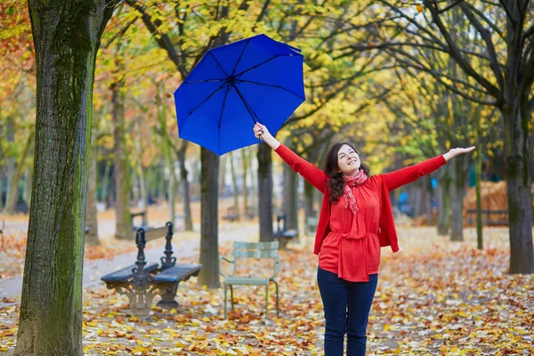 Güzel genç kadın mavi şemsiye ile — Stok fotoğraf
