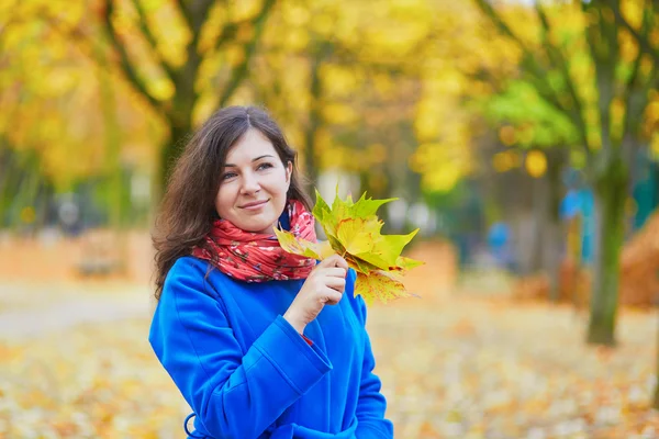 Krásný mladý turista v Paříži na podzimní den — Stock fotografie