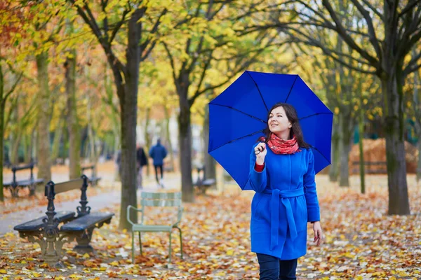 Bella giovane donna con ombrello blu — Foto Stock